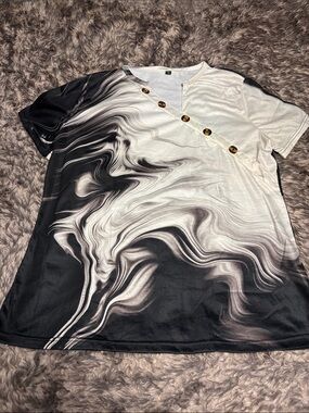 Button-Accent Swirl Short-Sleeve Tee - Black & White